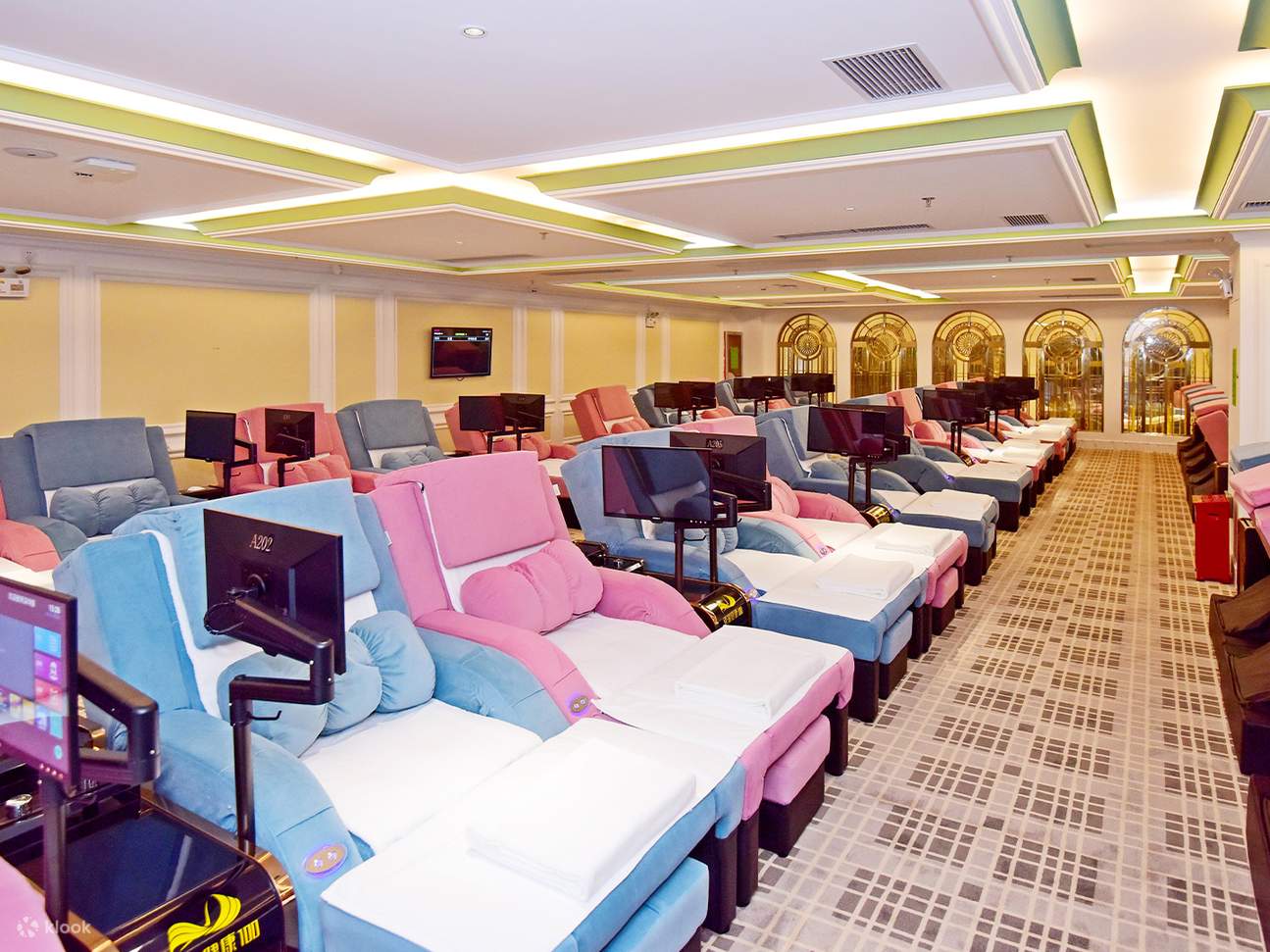 Tempat tidur pijat yang dapat disesuaikan ketinggiannya, lembut dan nyaman, memungkinkan pelanggan melepaskan tekanan dan menemukan kedamaian batin.